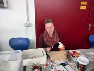 Laura zeigt die Farben des Lichtes