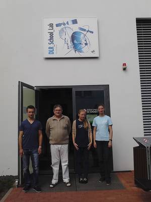 vor dem DLR_School_Lab Neustrelitz mit Herrn Andree